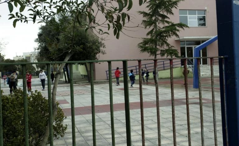 Δάσκαλοι και καθηγητές 6 ώρες την ημέρα στα σχολεία – Ανατροπή στο ωράριο με τη βούλα των δανειστών